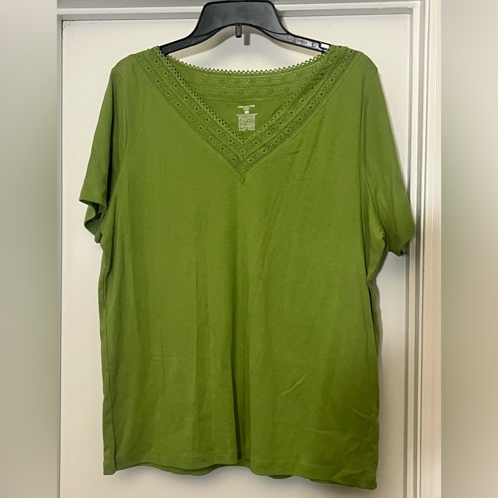 Jones New York Green V-Neck Lace Trim Top size: 2X